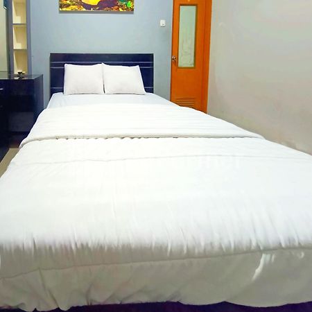 D'Waru Homestay Syariah Near Jl Slamet Riyadi Mitra Reddoorz スラカルタ エクステリア 写真
