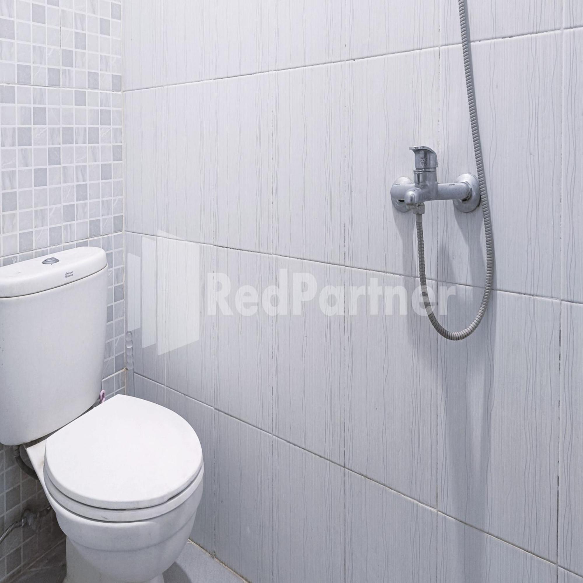 D'Waru Homestay Syariah Near Jl Slamet Riyadi Mitra Reddoorz スラカルタ エクステリア 写真