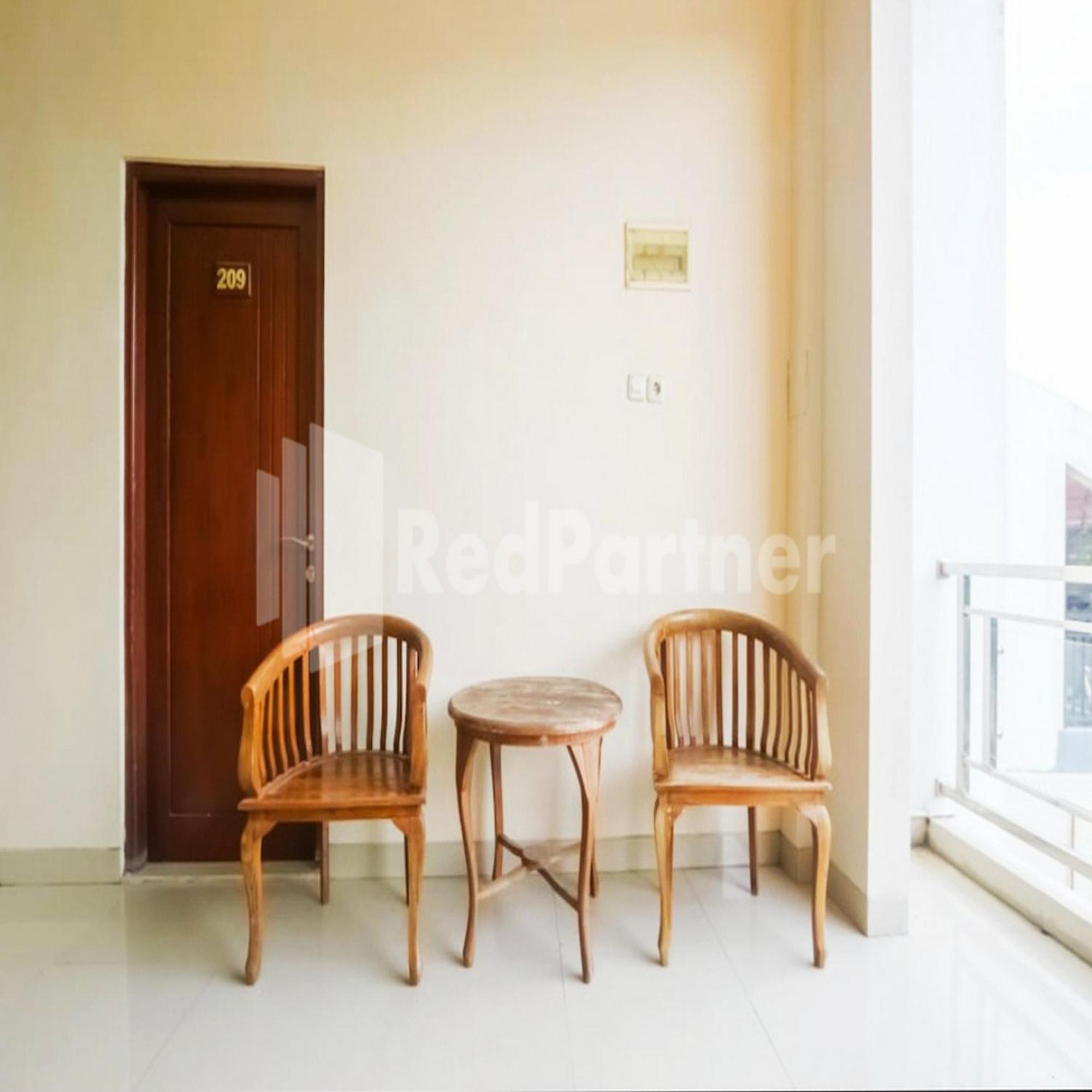 D'Waru Homestay Syariah Near Jl Slamet Riyadi Mitra Reddoorz スラカルタ エクステリア 写真