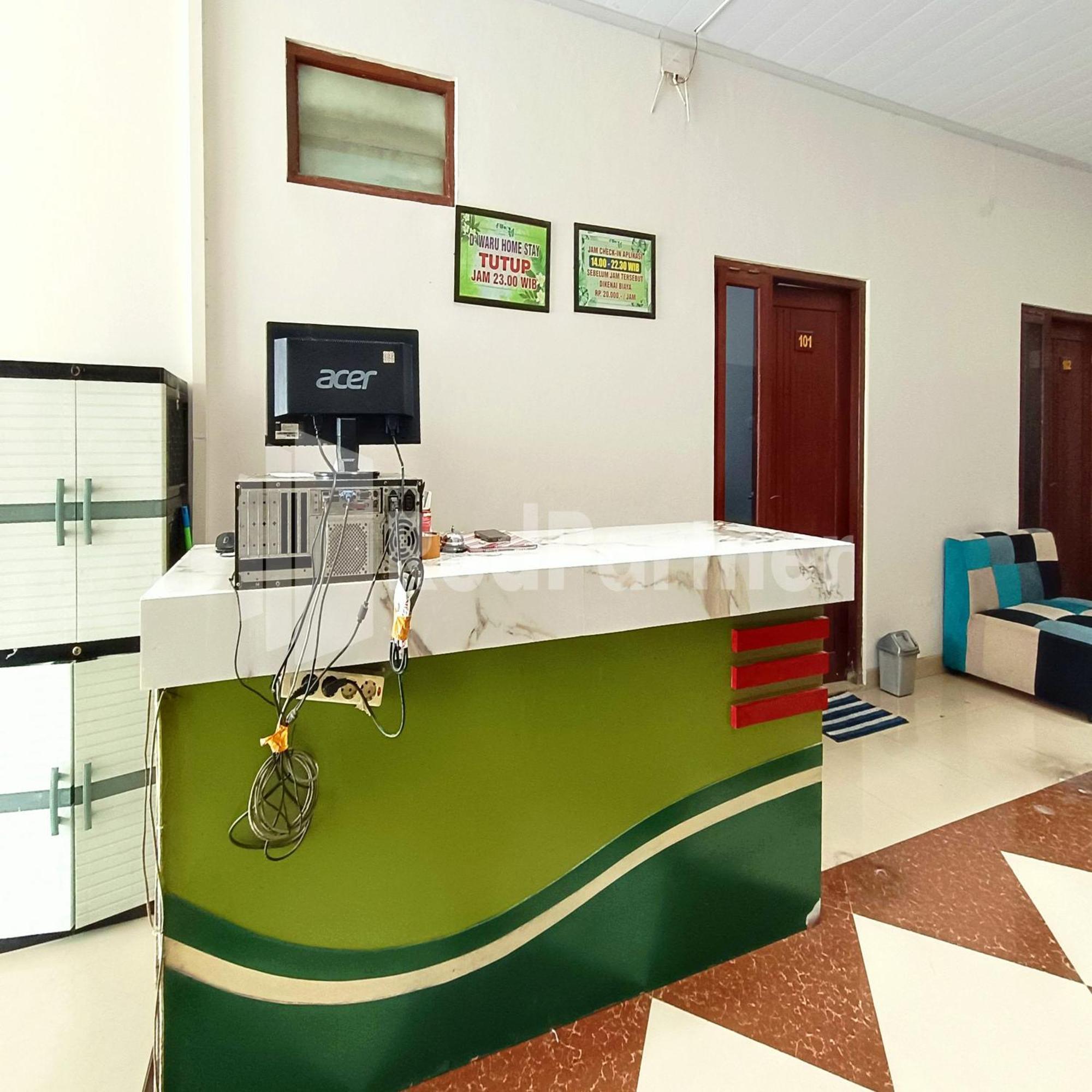 D'Waru Homestay Syariah Near Jl Slamet Riyadi Mitra Reddoorz スラカルタ エクステリア 写真