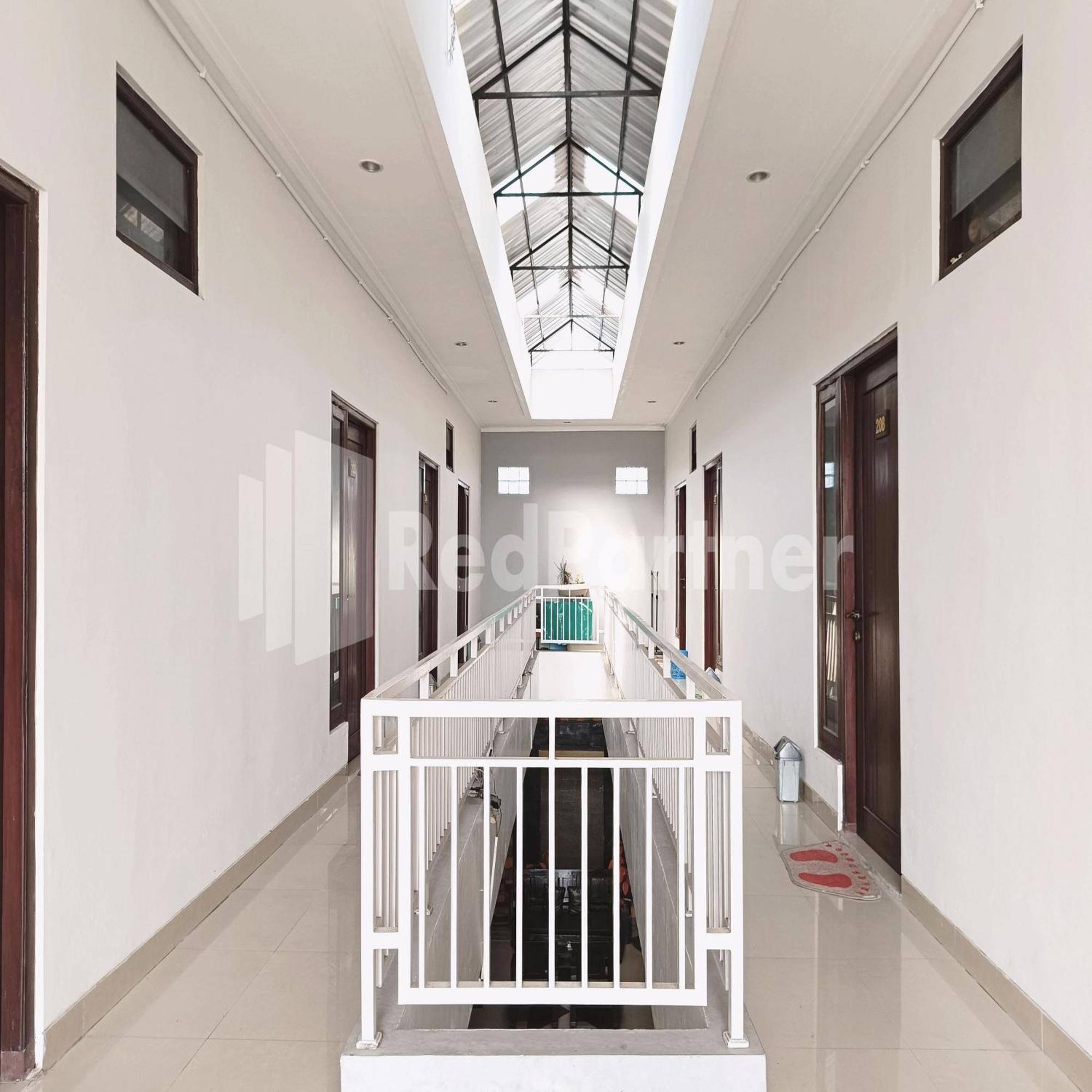 D'Waru Homestay Syariah Near Jl Slamet Riyadi Mitra Reddoorz スラカルタ エクステリア 写真